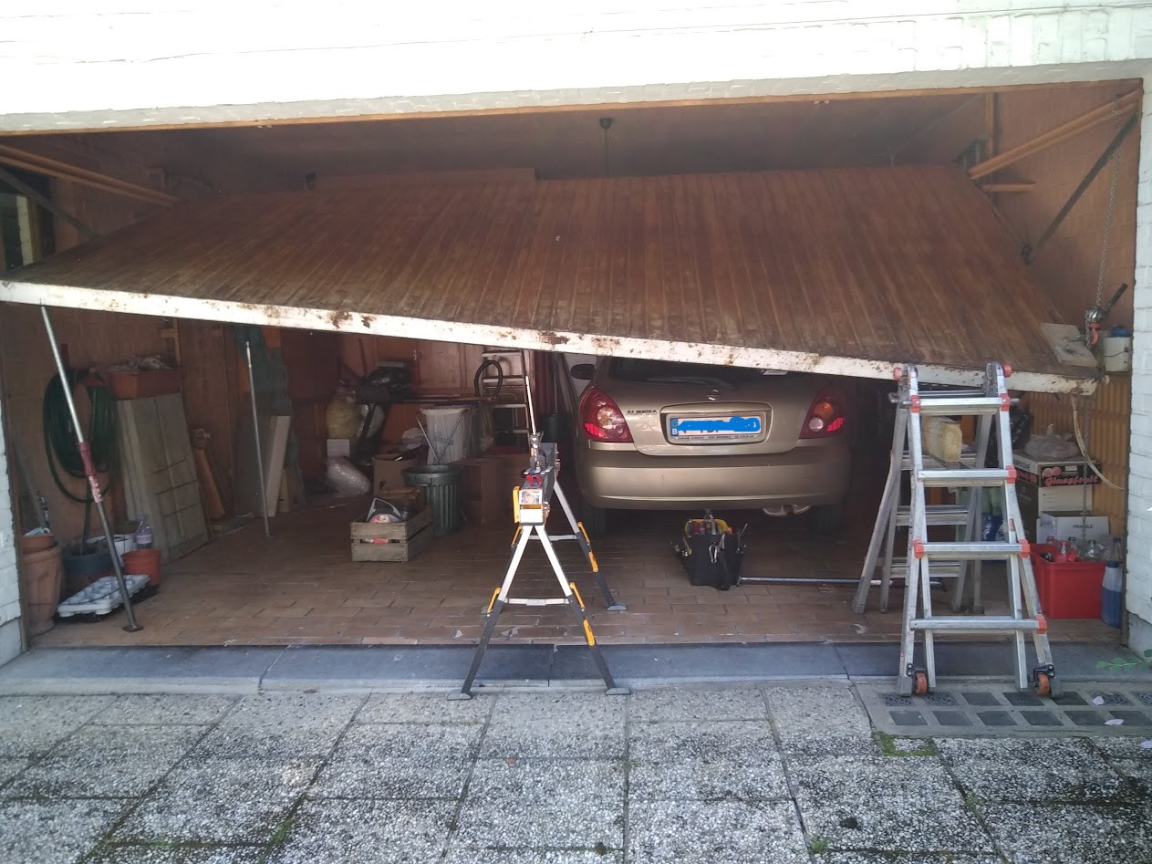 Porte de garage endommagée